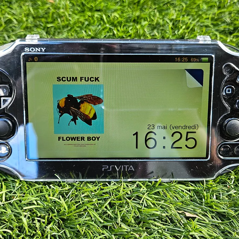 PS Vita noire avec son câble de charge