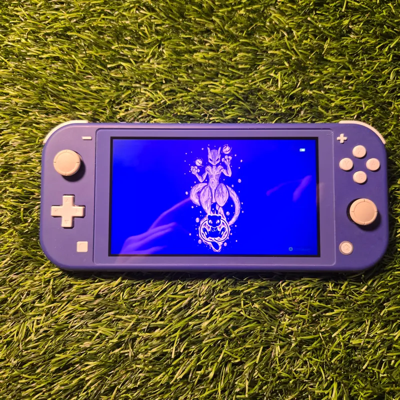 Switch Lite bleue, écran allumé sur un thème Pokémon Mewtwo