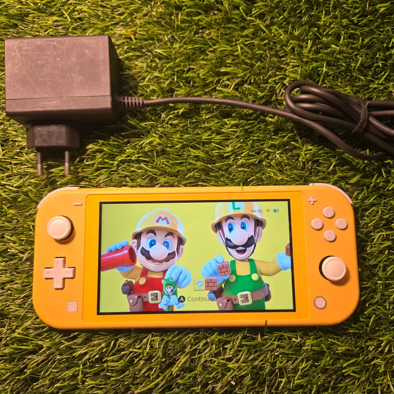Switch Lite jaune vue de face, boutons et joysticks