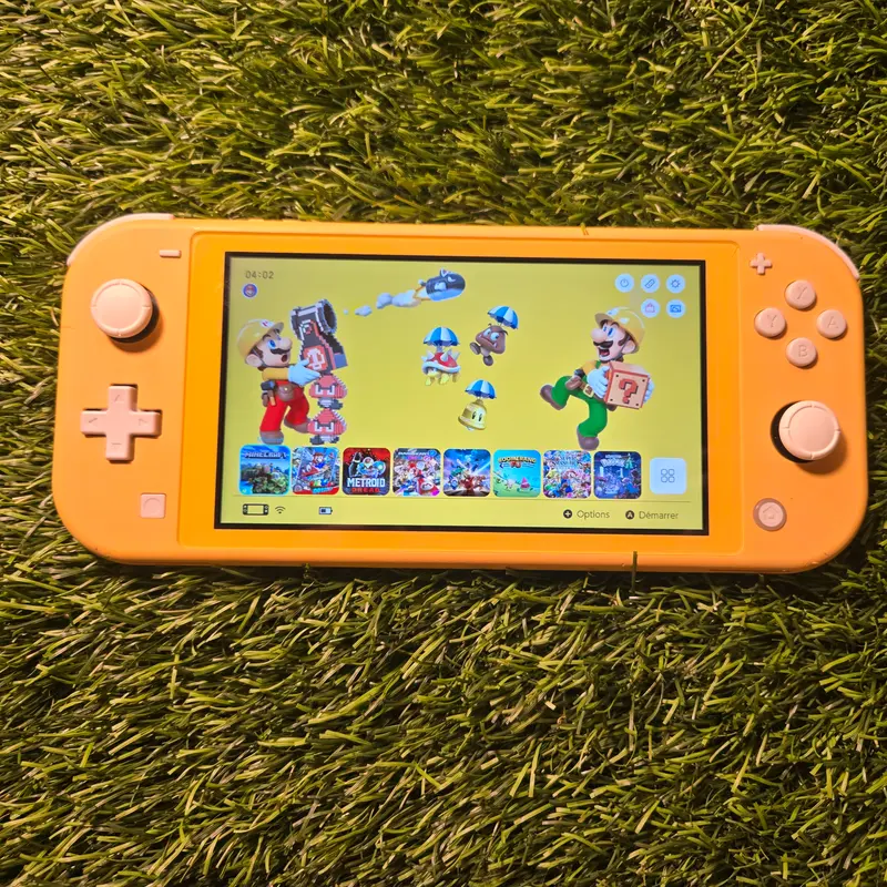 Switch Lite jaune avec son câble de charge