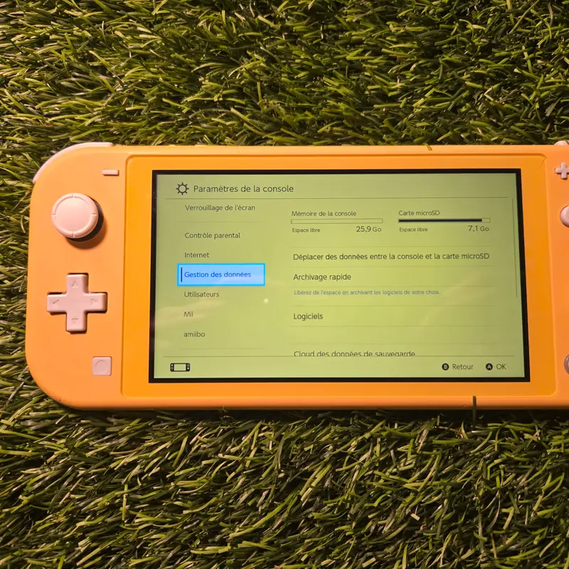 Nintendo Switch Lite Jaune — Thème Super Mario, 128 Go — vue 6
