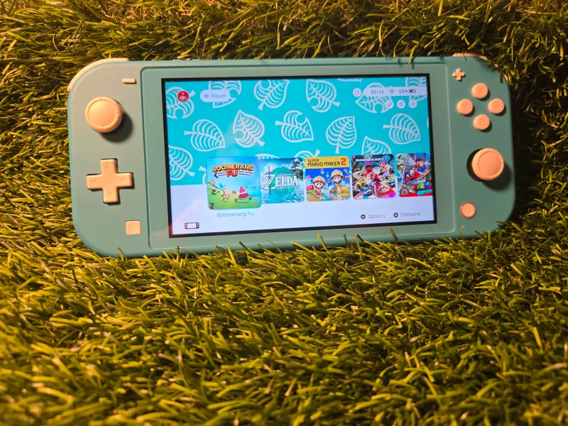 Nintendo Switch Lite turquoise posée devant sa boîte Animal Crossing