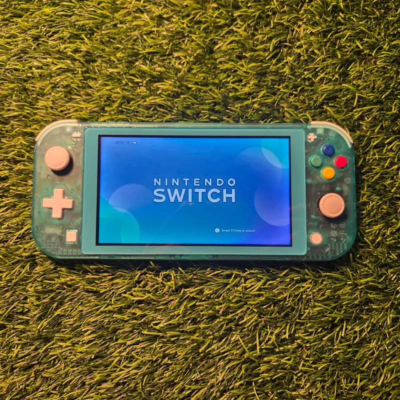 Dos de la Switch Lite verte transparente, composants visibles