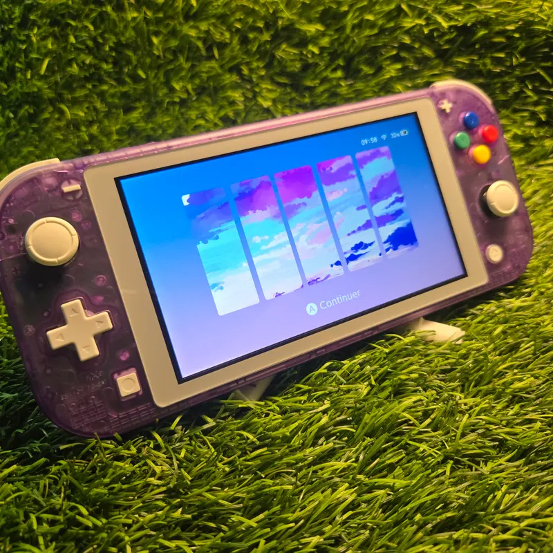 Nintendo Switch Lite coque transparente violette, écran allumé