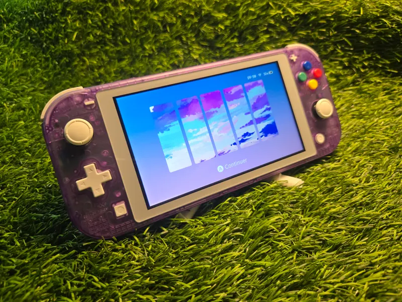Nintendo Switch Lite coque transparente violette, écran allumé
