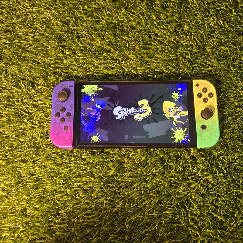 Nintendo Switch OLED Édition Splatoon 3 avec ses Joy-Con dégradés