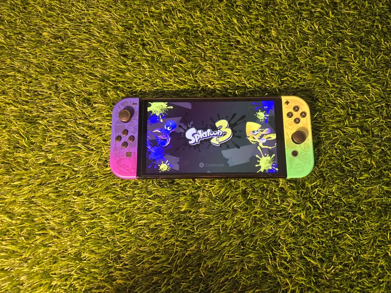 Nintendo Switch OLED Édition Splatoon 3 avec ses Joy-Con dégradés