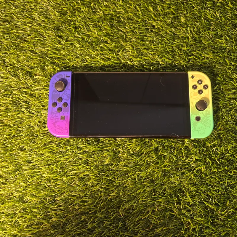 Switch OLED Splatoon 3 dans sa boîte d'origine